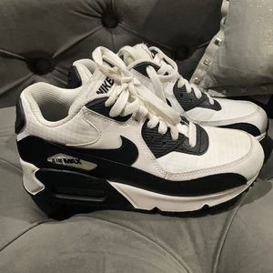 Women’s size 5 Nike air max